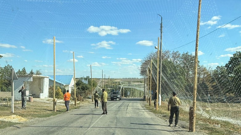 Sieci antydronowe nad drogamiw Ukrainie