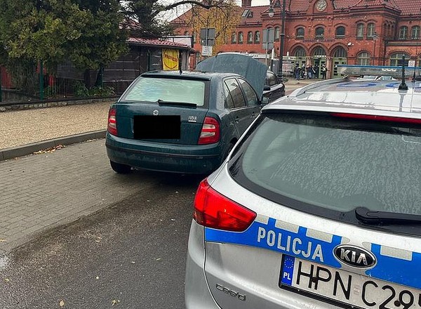Uciekał kradzioną Skodą. Dopadli go na dworcu