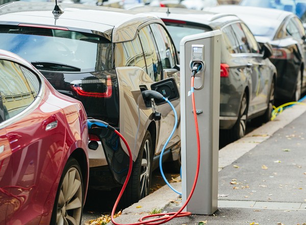 Do 2035 r. liczba elektryków w Europie znacznie wzrośnie. Czy sieć elektroenergetyczna to wytrzyma?