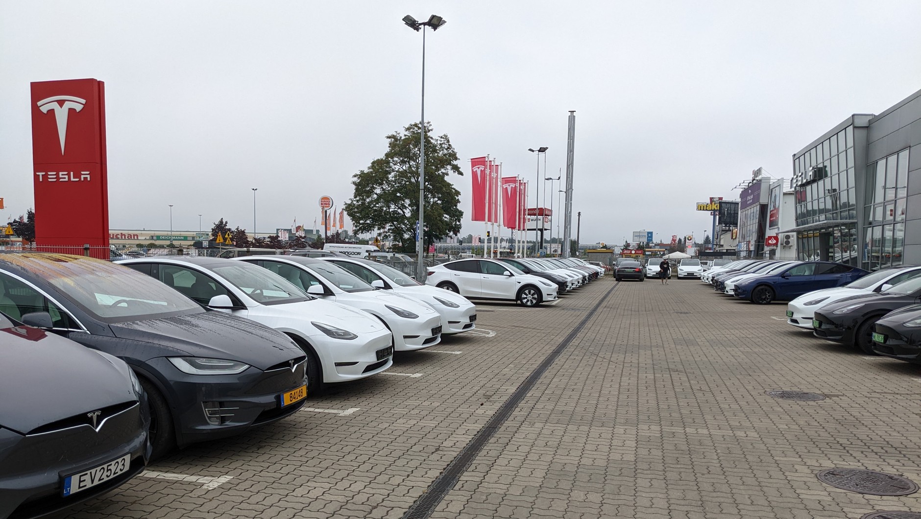 Odbiór nowej Tesli Model Y z salonu