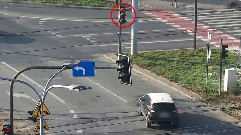 Kierowcy przejeżdżający na czerwonym świetle