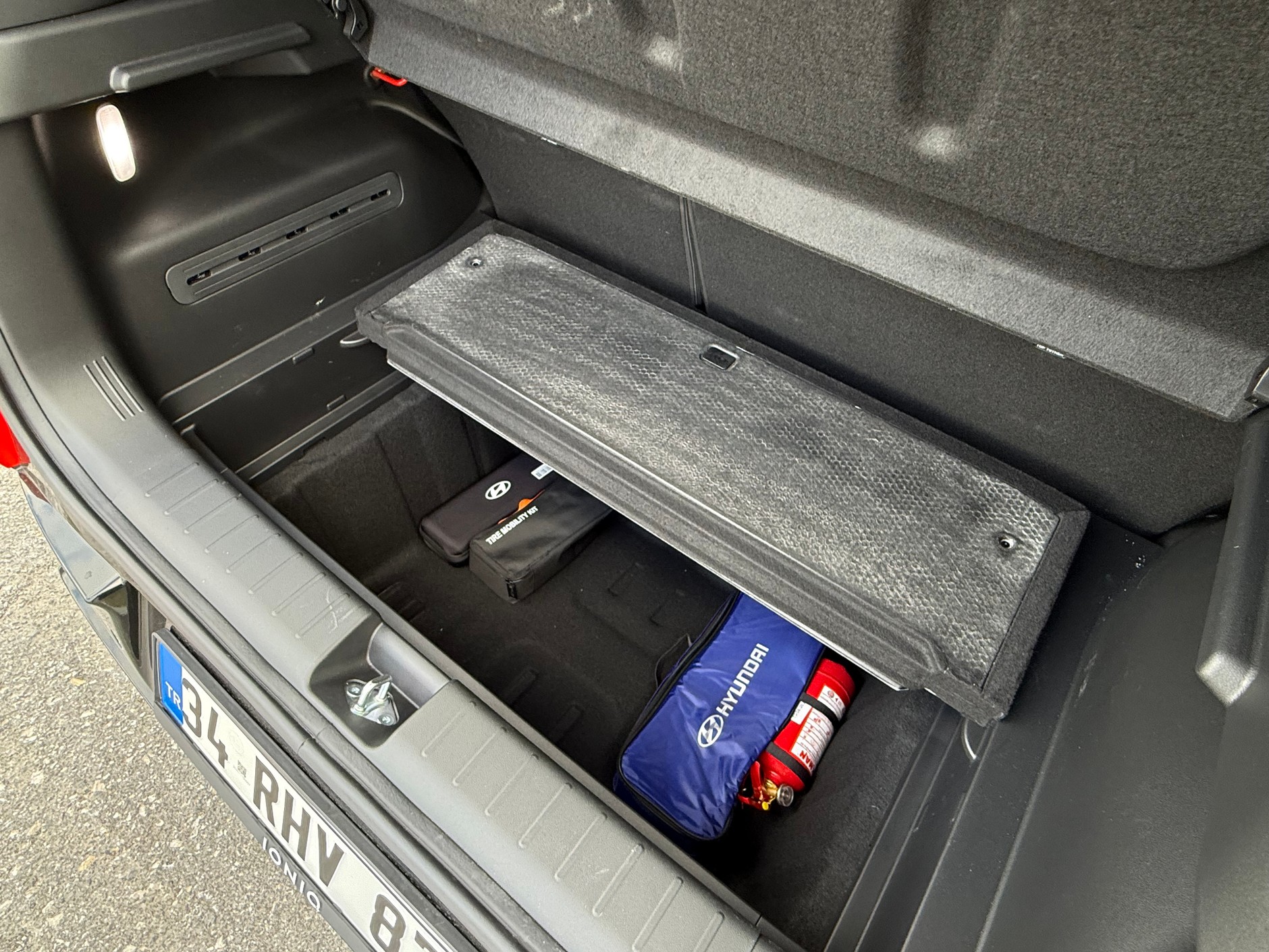 Hyundai Ioniq 3 a pod podłogą bagażnika... jeszcze jeden bagażnik