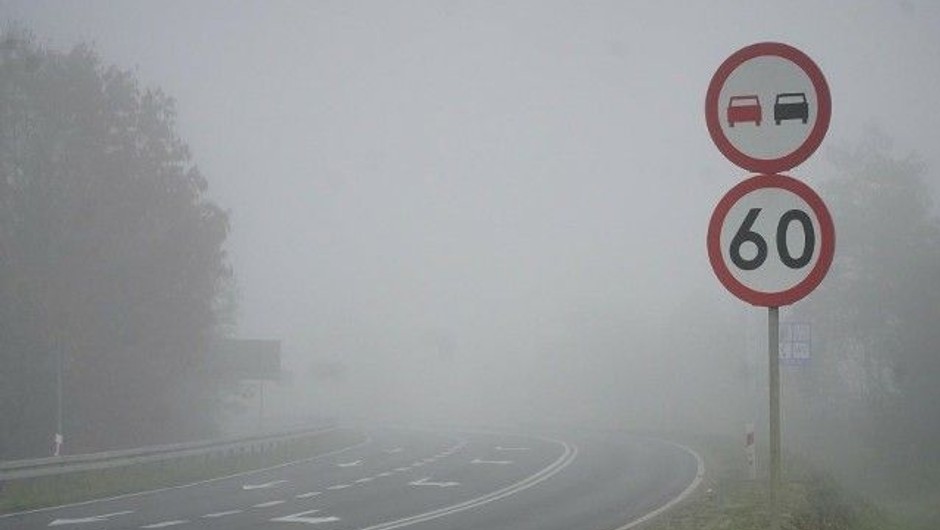 Zatrzymała się na pasie. Pomoc przyszła we mgle