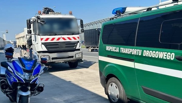 Inspektorzy ITD aż wyjęli kluczyki ze stacyjki. Zaczęło się od piasku