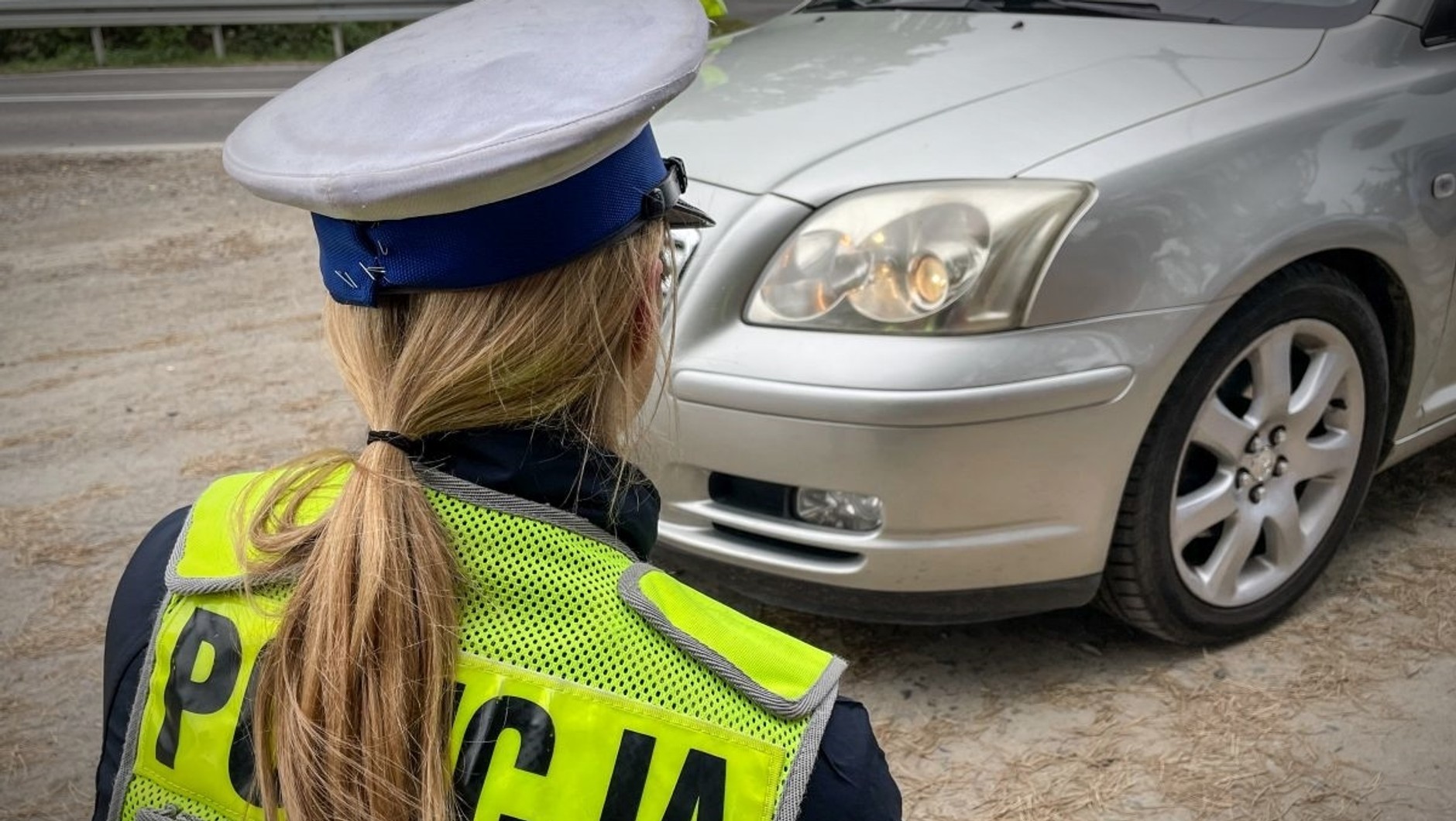 Policjantka sprawdza światła podczas kontroli drogowej
