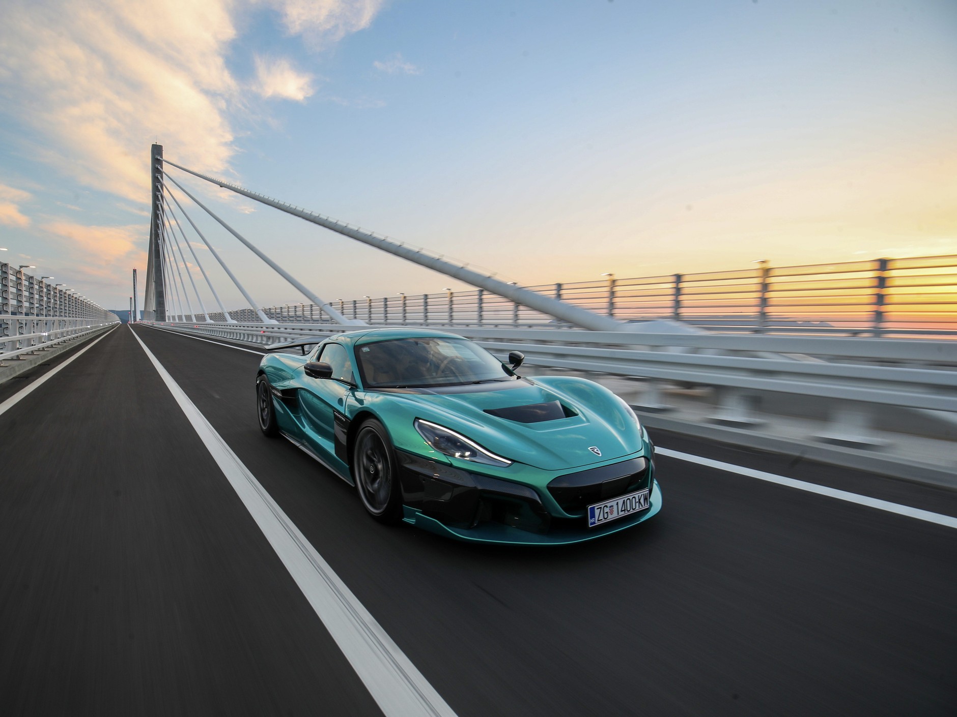 Pierwszy honorowy przejazd rimaca nevery po nowym chorwackim moście Pelješac