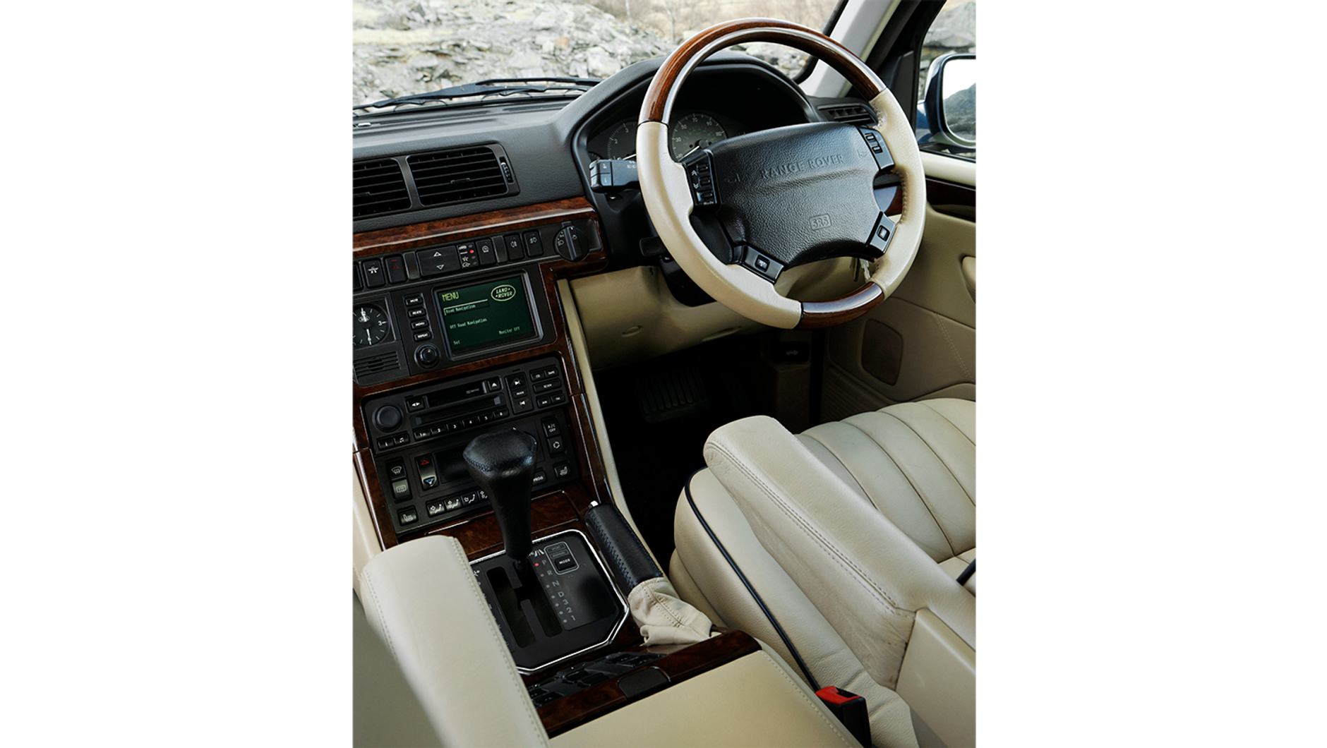 Range Rover II (P38/P36):
współczesna stylizacja zewnętrzna, normalna deska rozdzielcza, jakiej nie powstydziłyby się nowsze pojazdy.