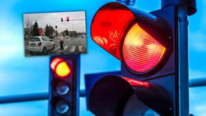 Minął pieszą "o grubość kartki". Potem staranował inne auto [WIDEO]