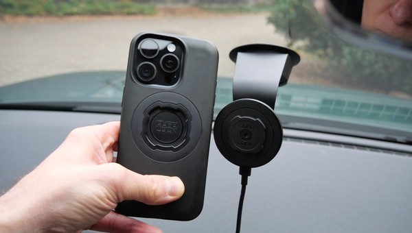 Uchwyt na telefon Quadlock jest tak naprawdę zestawem – jednym z jego elementiw jest etui telefonu dedykowane do kon kretnego modelu