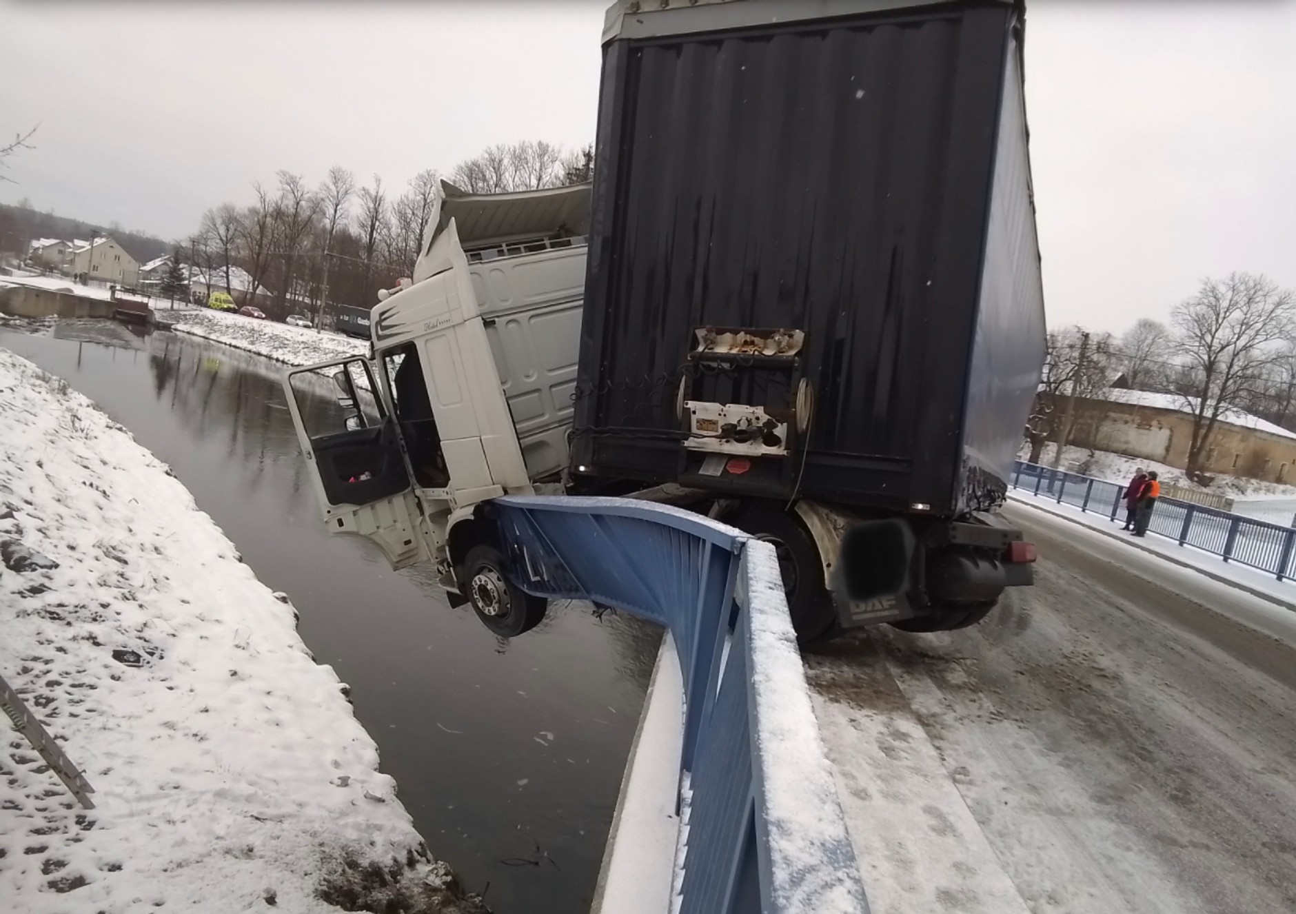 Przebił bariery i zawisł na moście. Polski kierowca ciężarówki miał wiele szczęścia