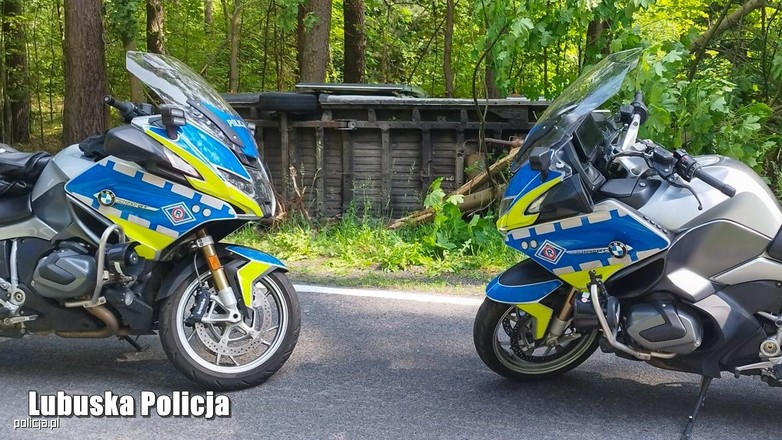 Przewrócone auto dostawcze