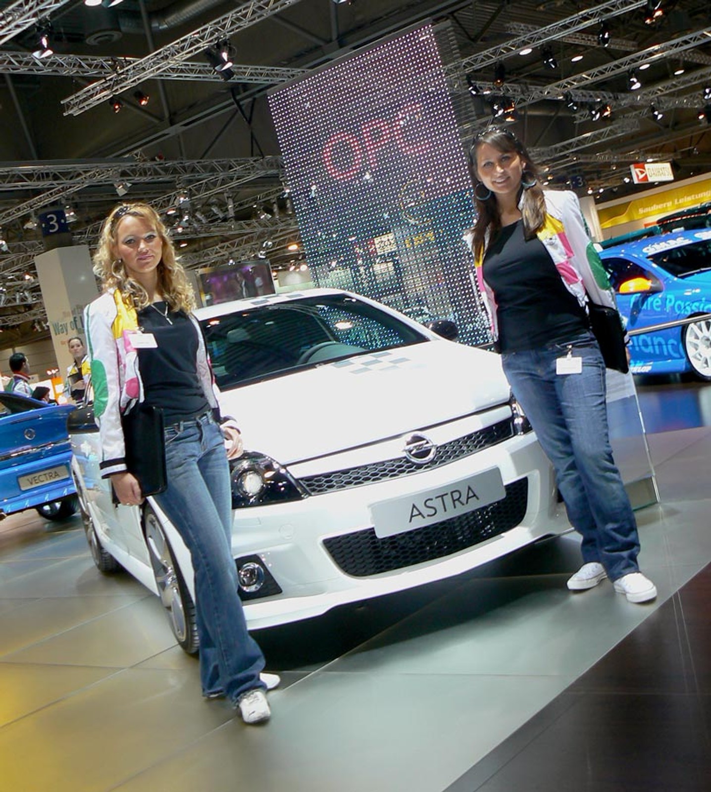 AMI/AMITEC 2008: dziewczyny i samochody