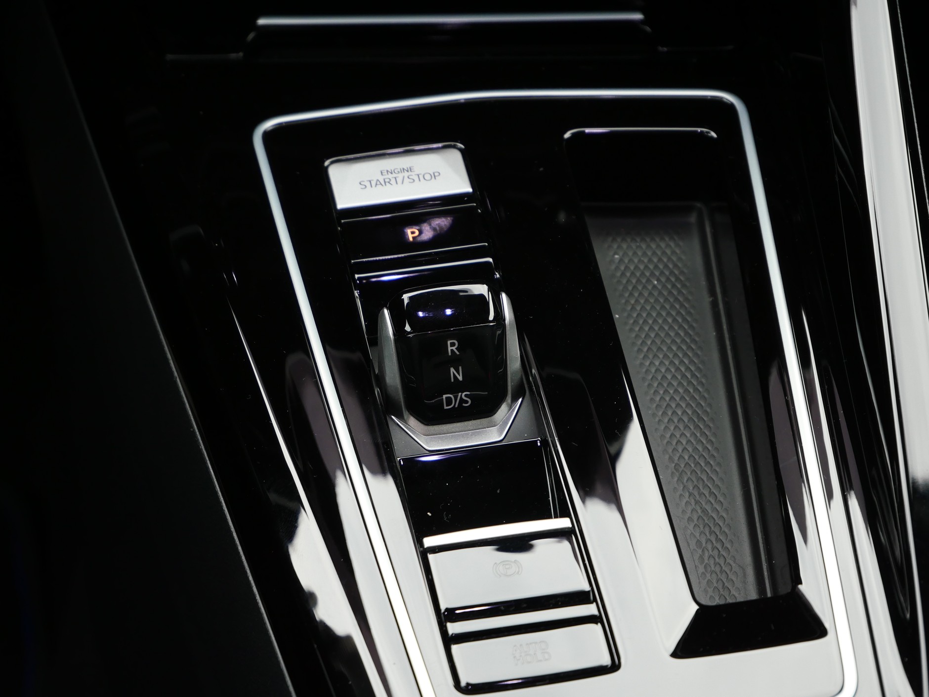 Volkswagen już prawie nie oferuje manualnych skrzyń biegów. Doszliśmy do momentu, gdy ich produkcja może być droższa niż "automatów"