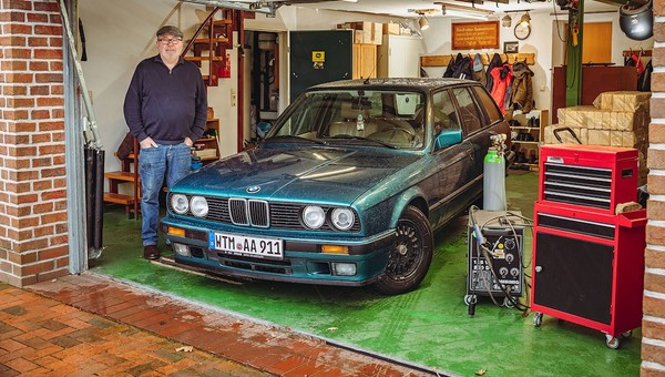 Woli jeździć starym dieslem niż nowym samochodem elektrycznym. Poznajcie historię jego BMW 324 TD