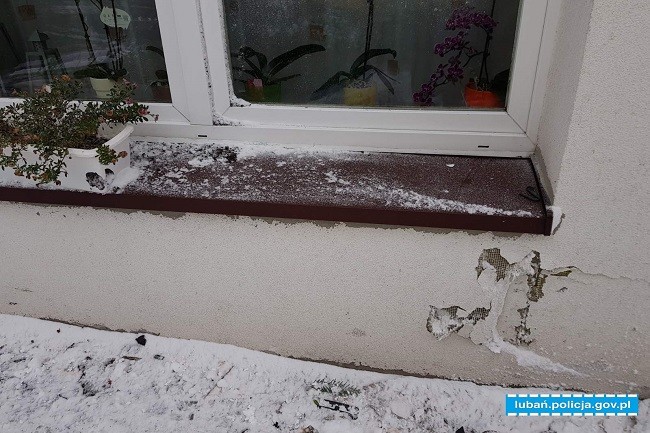 Uszkodzona elewacja domu