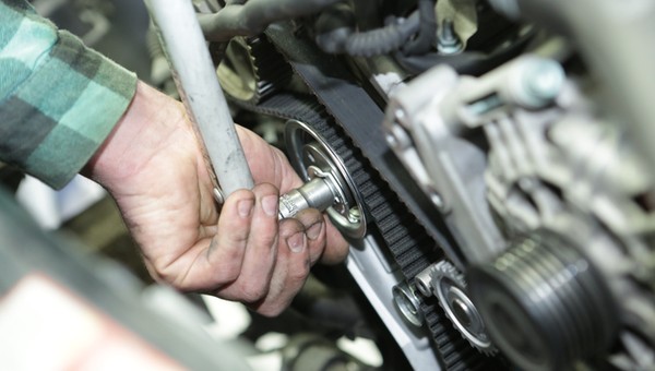 Jeżdżą tak, myśląc, że oszczędzają. Ten styl jazdy prowadzi prosto do mechanika