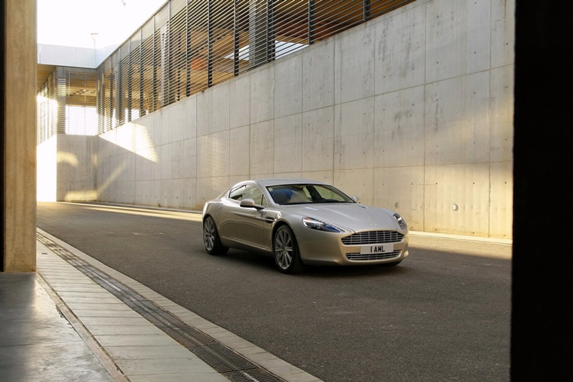 Aston Martin Rapide – z pięknem trzeba obcować