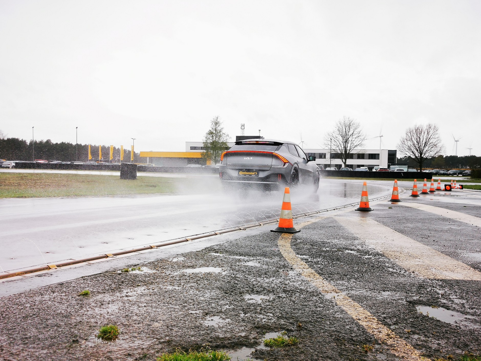 Testy prowadzenia na sztucznie zraszanym torze