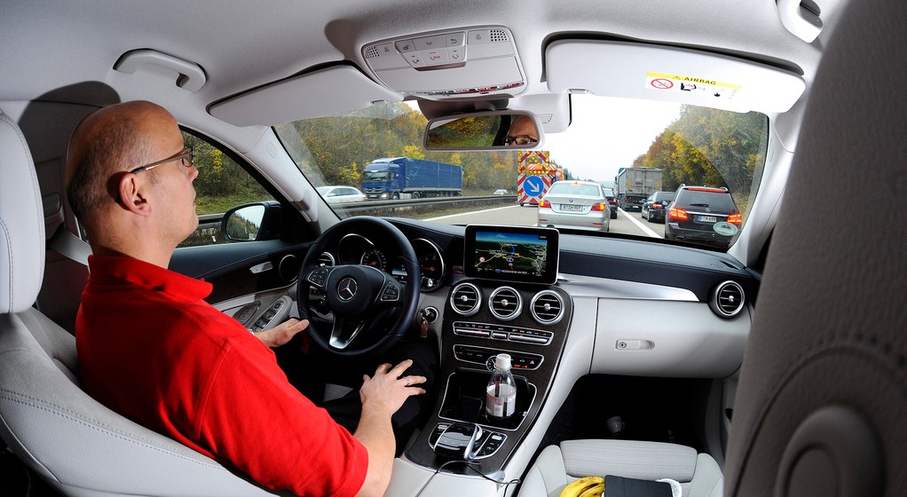Czy autopilot usypia czujność kierowcy?
