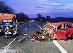 Zawracał na DK81. W piaskarkę wjechał kierowca auta osobowego