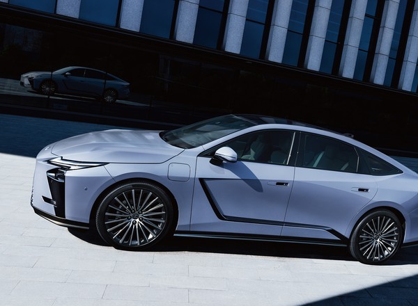 Nowy Lexus ES oficjalnie. Będzie elektrykiem. Ale nie tylko, bo wersja 300h zostaje