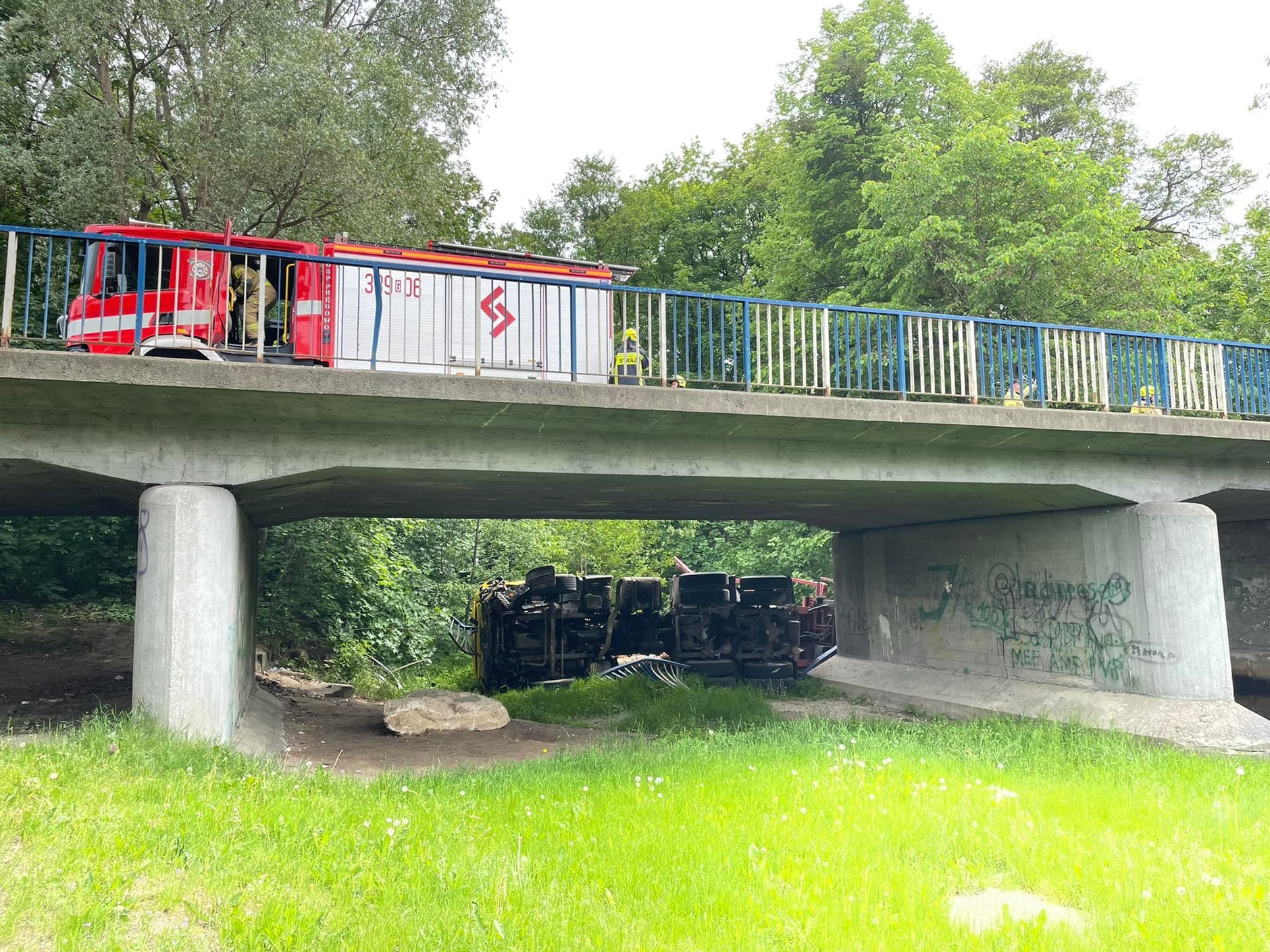 TIR przewożący drewno przebił barierki i wpadł do rzeki