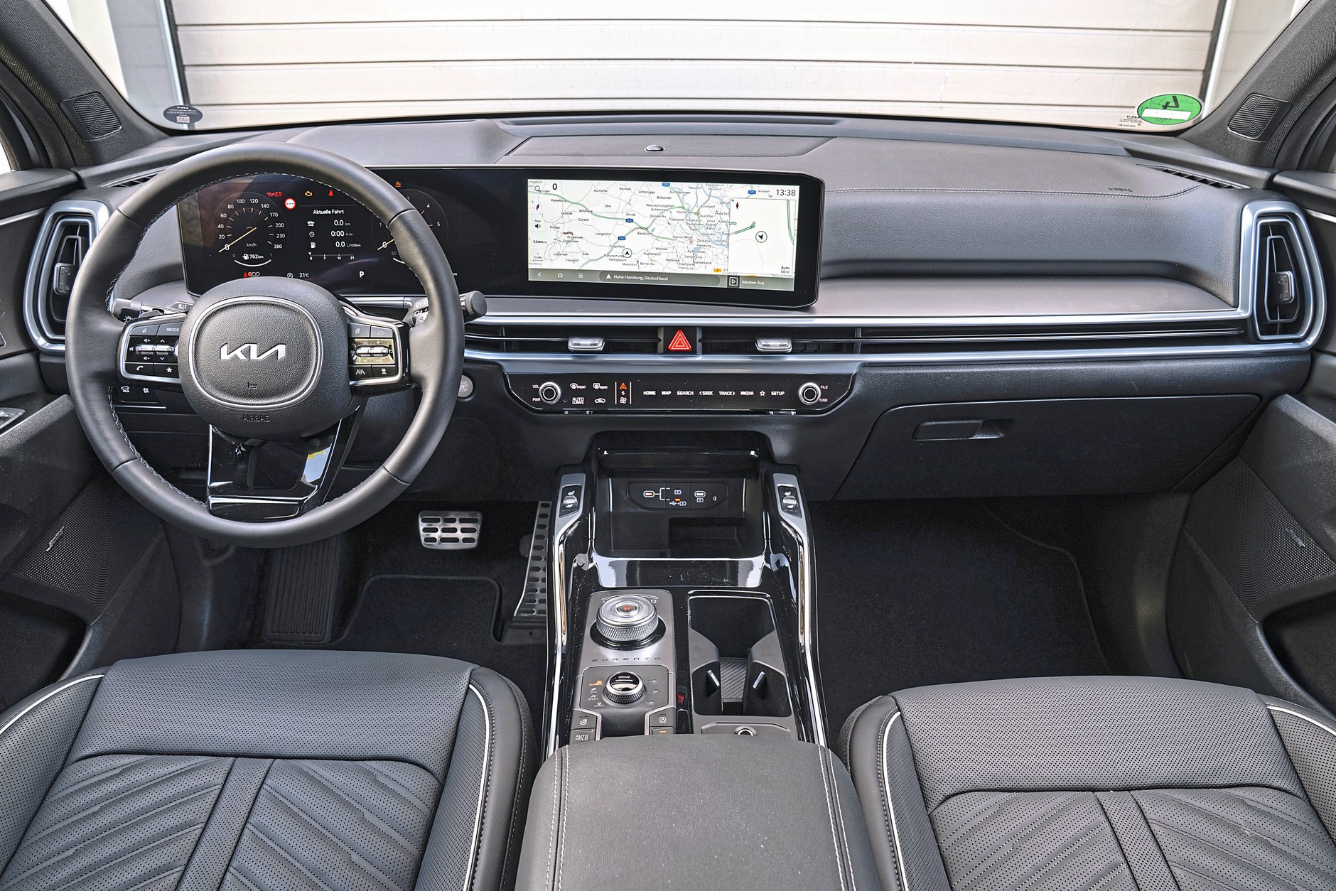 Kia Sorento ma więcej fizycznych przycisków, a jej kabina wygląda szlachetniej od tej w Volkswagenia