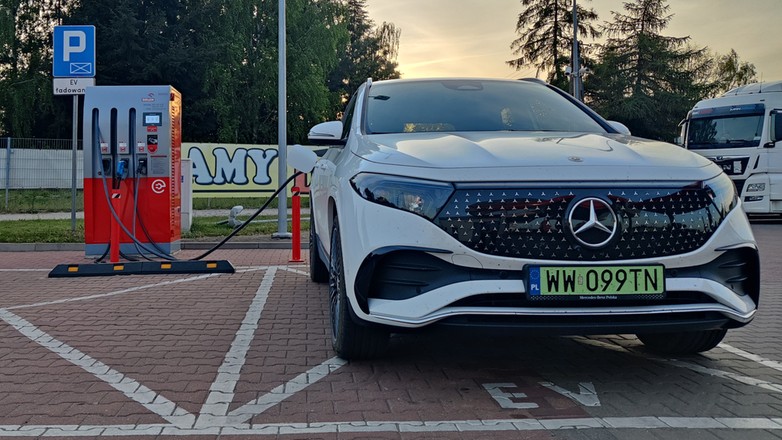 Ładowanie samochodu elektrycznego