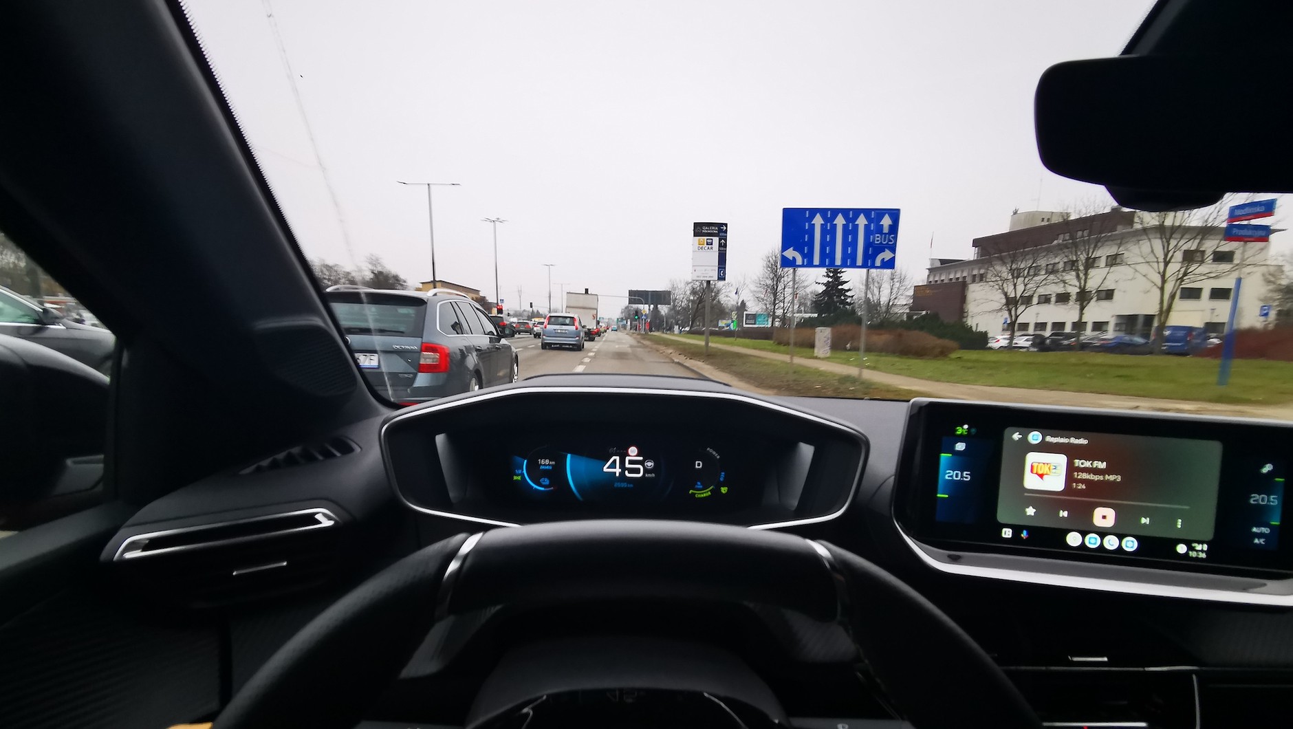 Jadąc przez miasto elektrykiem, odruchowo szukam buspasów