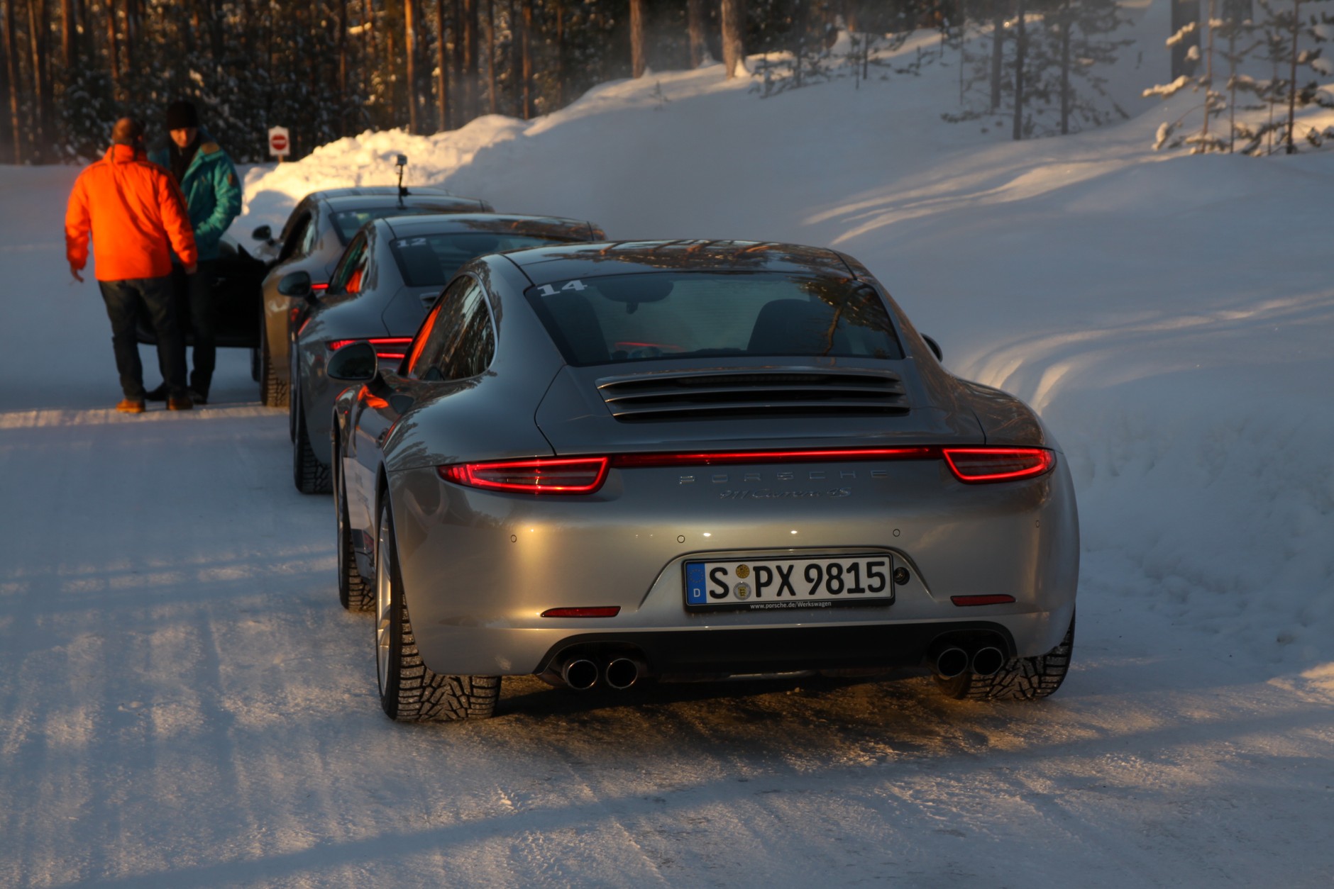 Porsche na zamarzniętym jeziorze
