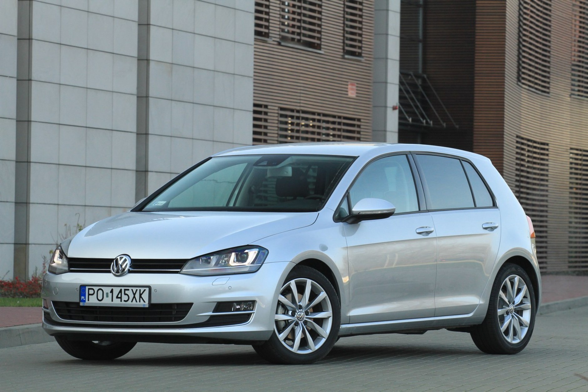 Sprzedaż nowych aut