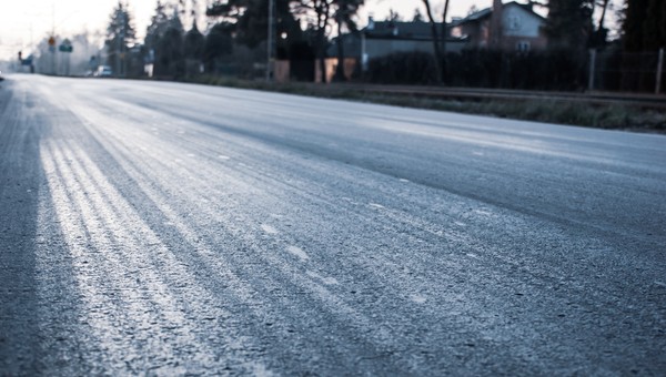 "Czarny lód" na drogach. Jak nie wpaść w poślizg?