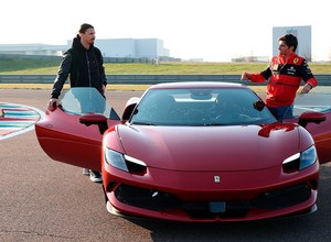Ibrahimović na torze Ferrari. Jeździł z kierowcami F1