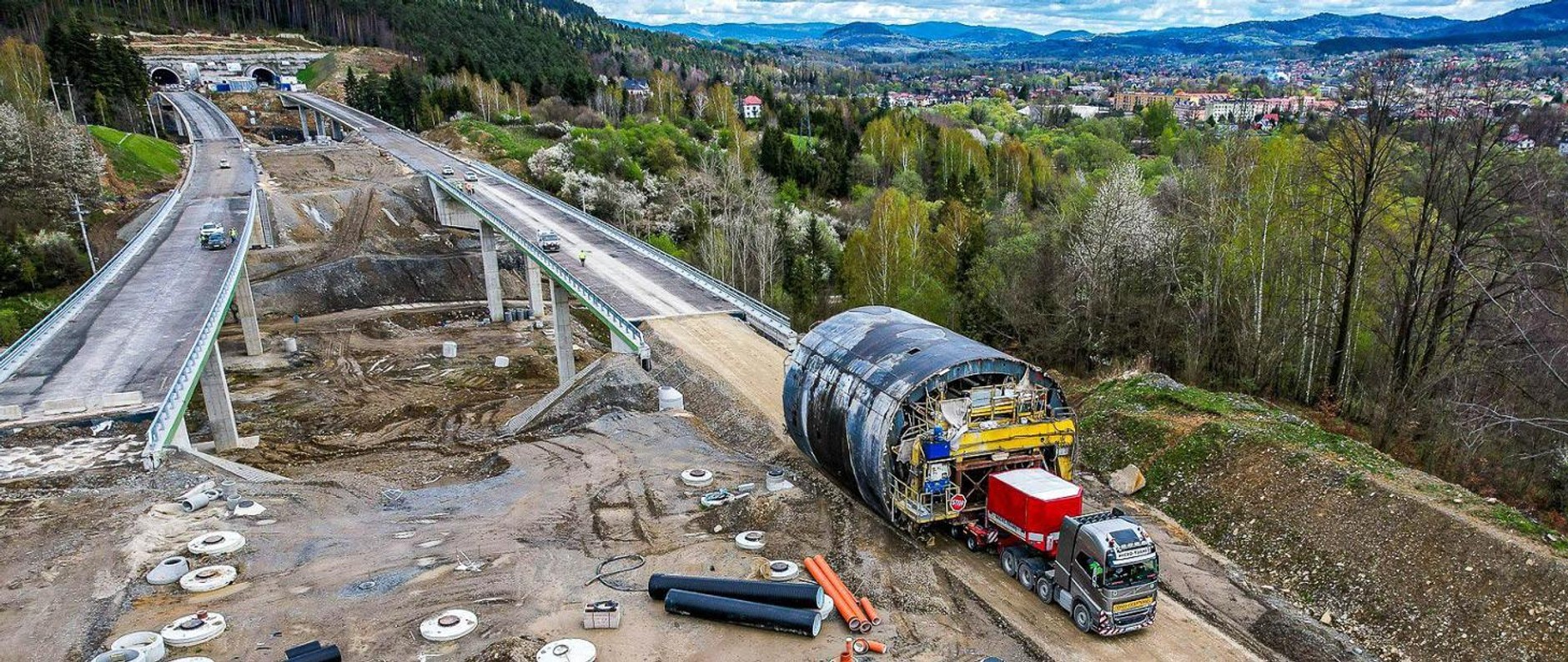 Fotografia lotnicza budowanej S1 Przybędza Milówka Przejazd szalunku do budowy obudowy tunelu