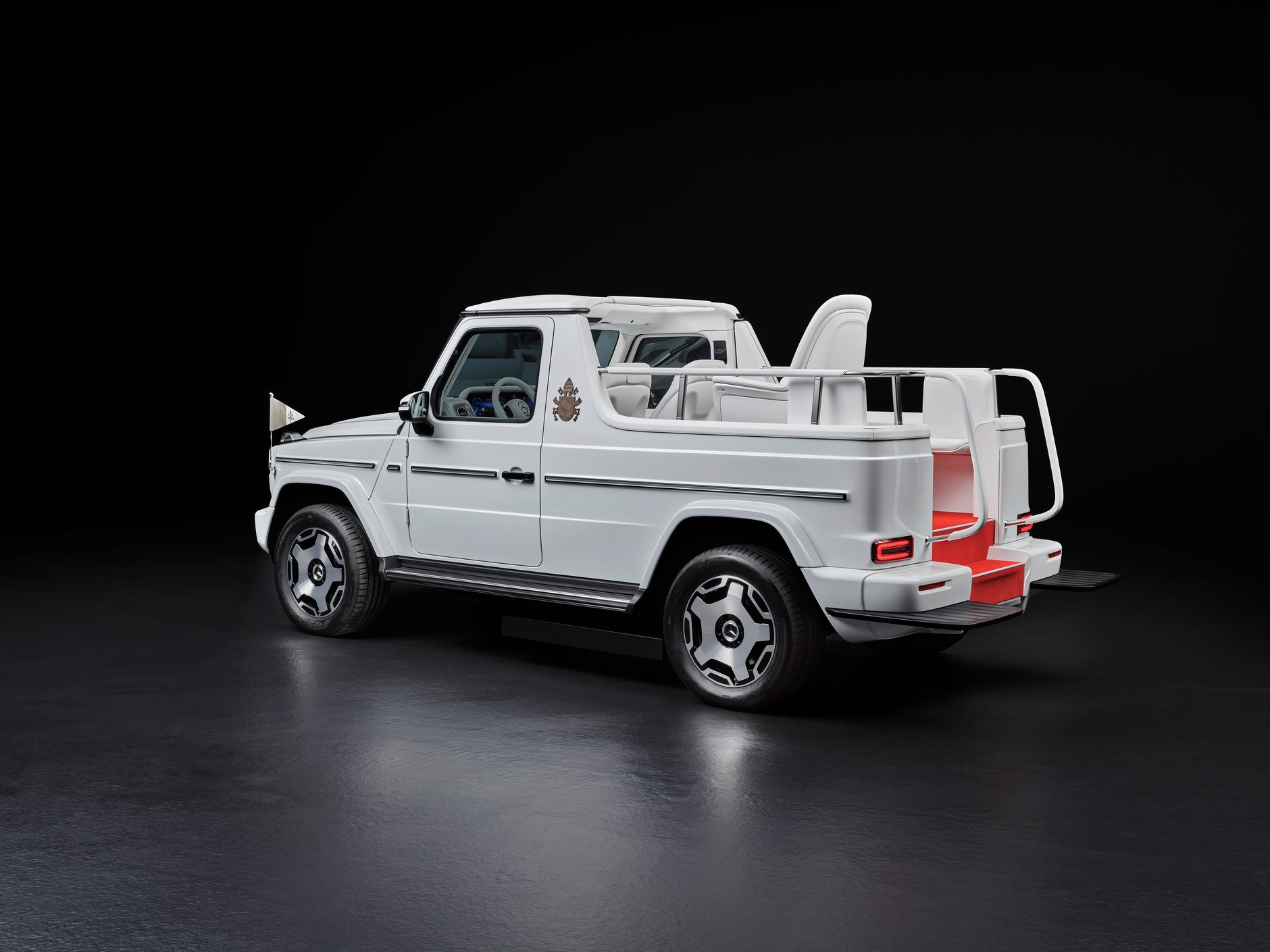 Mercedes G580 "papamobile"