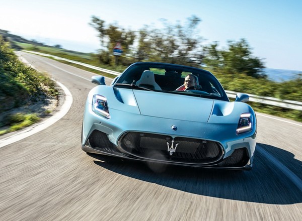 Tak jeździ Maserati MC20 Cielo, najbardziej włoski z muscle carów