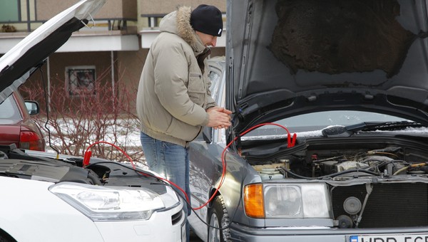 Rzęzi, brzęczy, nie odpala – usterki w aucie, które ujawni mróz