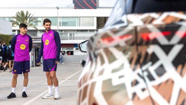 Piłkarze FC Barcelony jeździli zamaskowaną Cuprą Raval