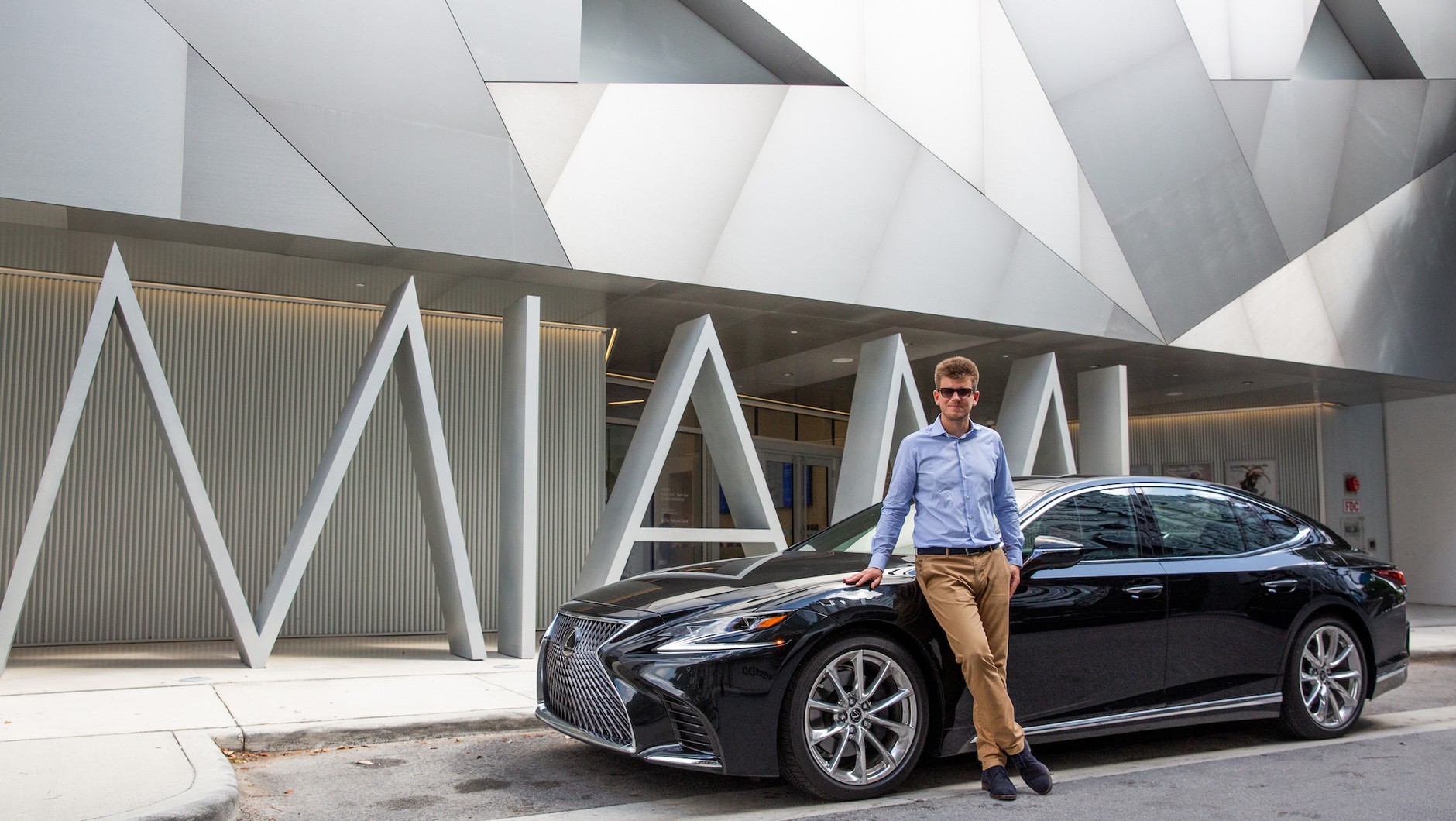 Lexus LS 500 i autor tych słów przed Institute of Contemporary Art w... no nie zgadniecie gdzie!