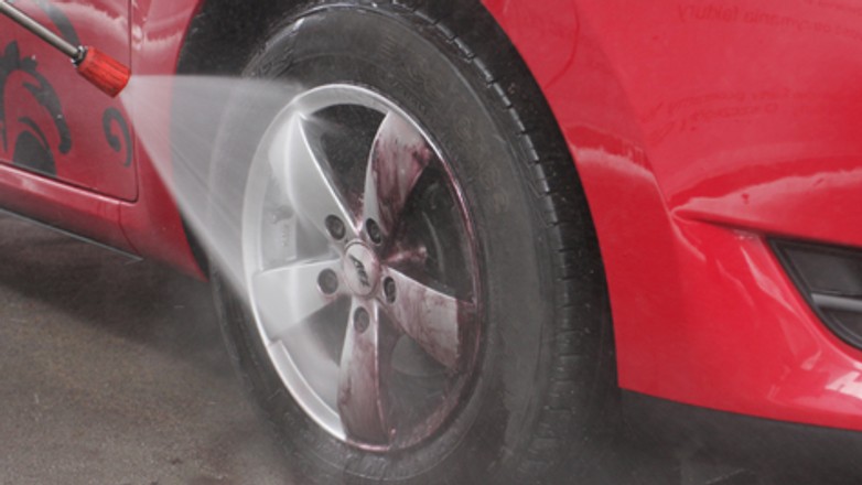 Mycie felg może być łatwe: Jak i czym oczyścić mocno zabrudzone koła