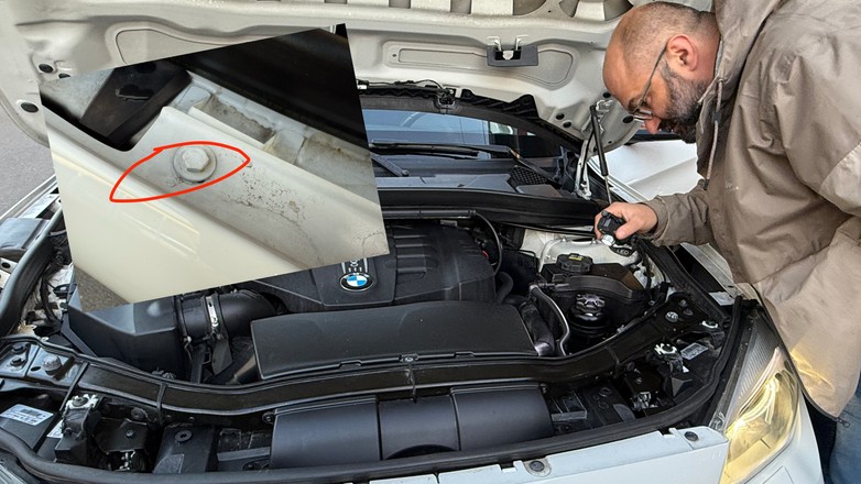 Wyraźne ślady odkręcania elementów blacharskich to jedne z wielu detali wskazujących na to, że BMW X1 ma za sobą naprawy blacharskie