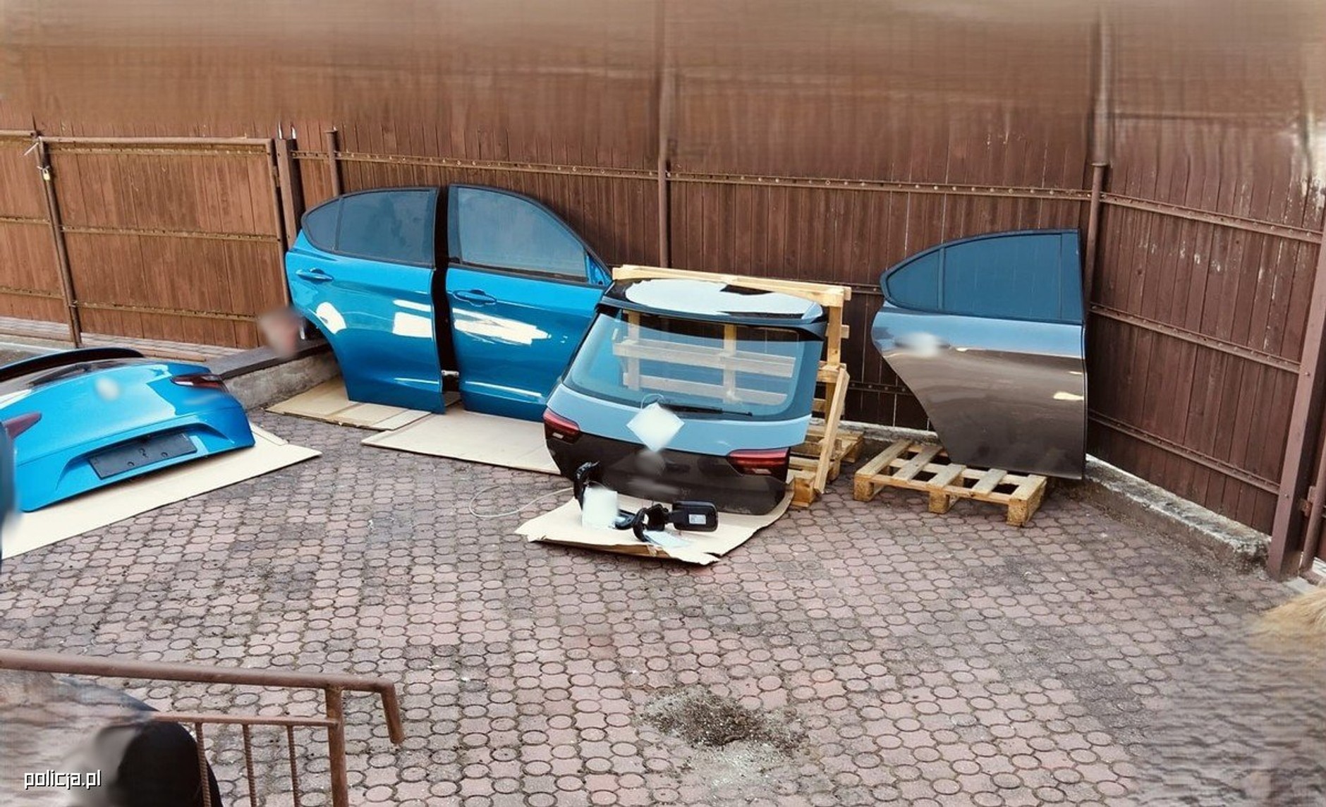 Części ze skradzionych aut znalezione w magazynie na Podkarpaciu