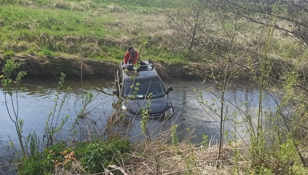 Jechał za szybko i wpadł do rzeki Raduni. Potem dryfował na dachu auta