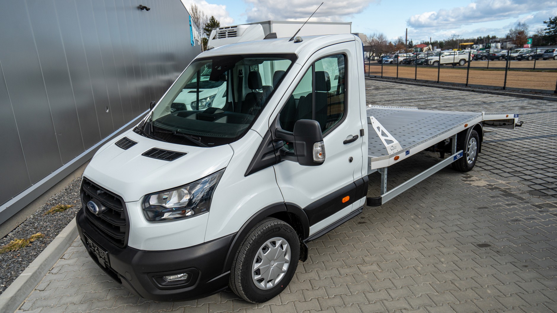 Ford Transit z zabudową typu autotransporter