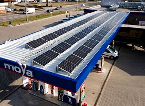Stacja paliw z instalacją fotowoltaiczną na dachu, a na dole ładowarki do "elektryków"