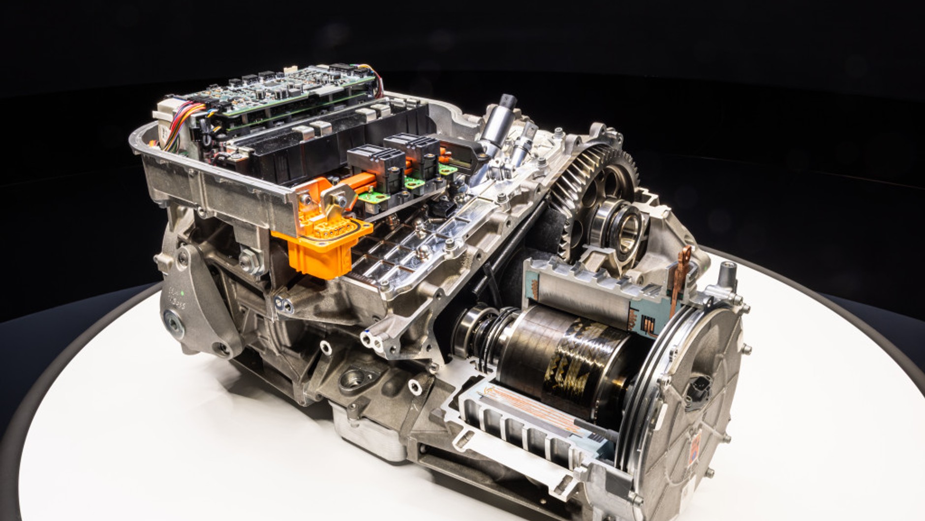 Elektryczne Ferrari - Luce - jeszcze nie zostało zaprezentowane. Włosi jednak podsycają powoli atmosferę przed majową premierą, pokazując m.in. układ napędowy