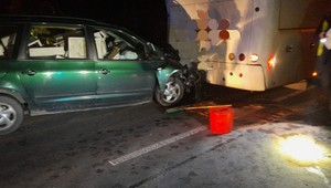 Policjanci ratowali kierowcę, walcząc z pszczołami, które przewoził w aucie