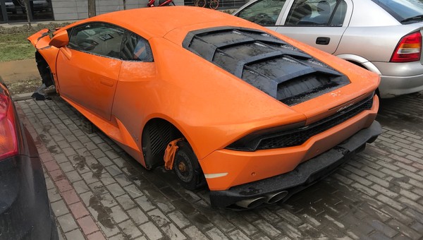 Z rozbitego w Warszawie Lamborghini ukradziono koła i znaczek