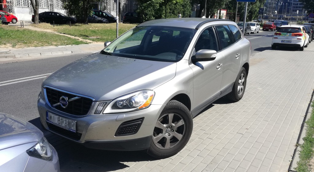 Skąd wiadomo, czy dane auto ma prawo wjeżdżać na chodnik? Należy sprawdzić, w dowodzie rejestracyjnym, jaką ma dmc (dopuszczalną masę całkowitą). Wieke dużych i średniej wielkości SUV–ów nie ma prawa wjazdu na chodnik, co zależy m.in. od wersji silnikowej – różne wersje mają różną dmc.