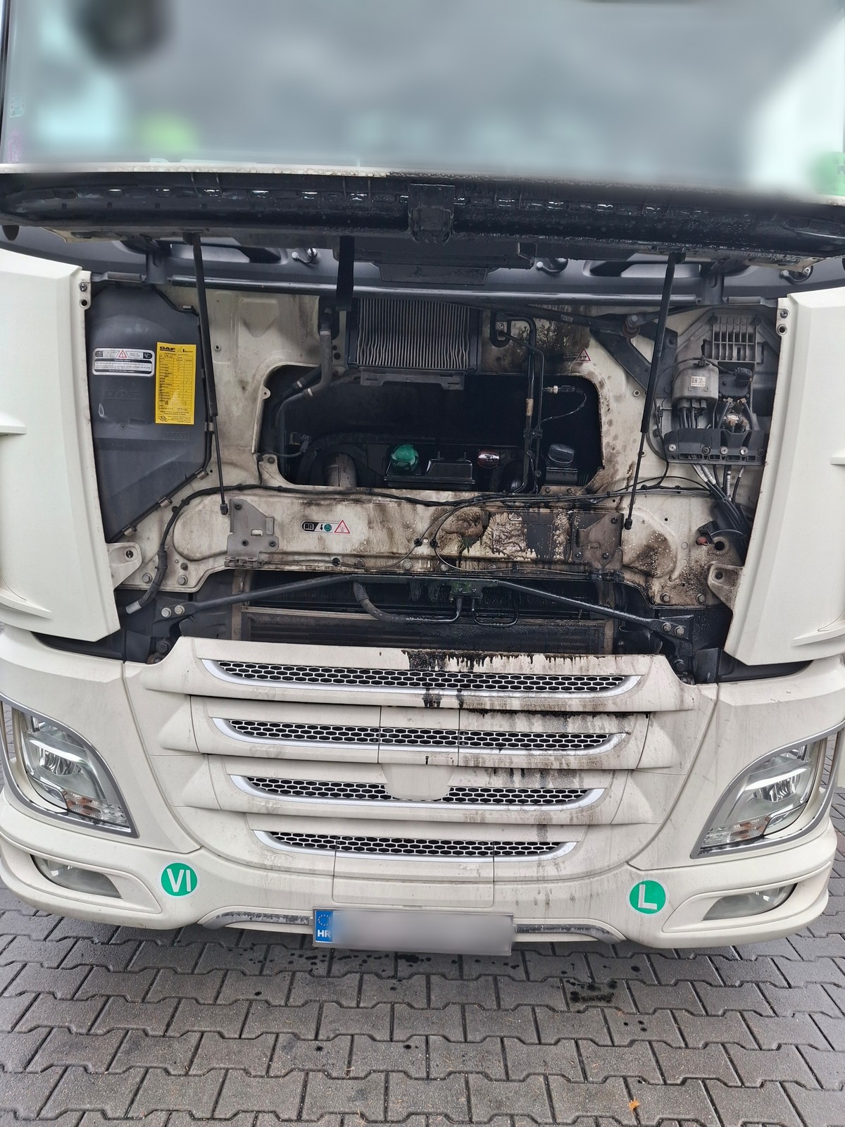 Samochód ciężarowy w dużymi wyciekami oleju